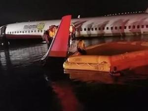 突发！美国一架波音737着陆失败冲入河中 机上共载有142人