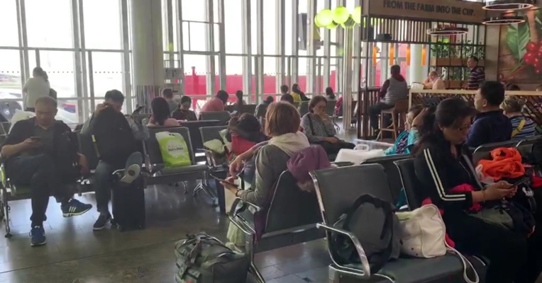 视频 | 俄航飞机失火现场：大量航班滞留机场 有回国航班已晚点20小时
