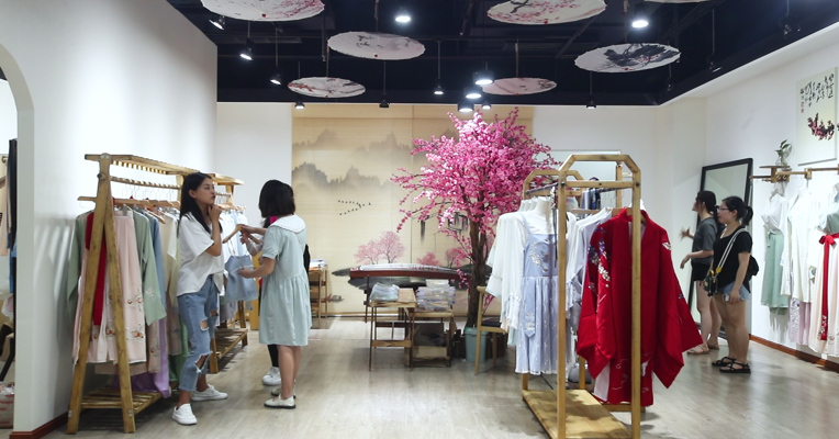 视频丨汉服复兴的基础：看的到 买的到 穿的到
