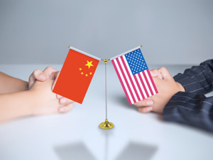 中国600亿美元反制，美股惨跌，市值瞬间蒸发1.2万亿！亮剑挑衅，新闻联播这段话燃爆了
