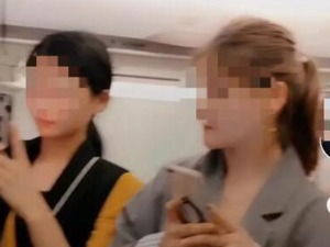 网爆因女儿没赶上飞机，妈妈堵住舱门不让起飞？航班因此延误半个小时…