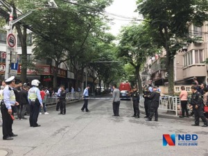 澄清声明来了！上海坍塌建筑不是奔驰4S店，相关部门正组织救援