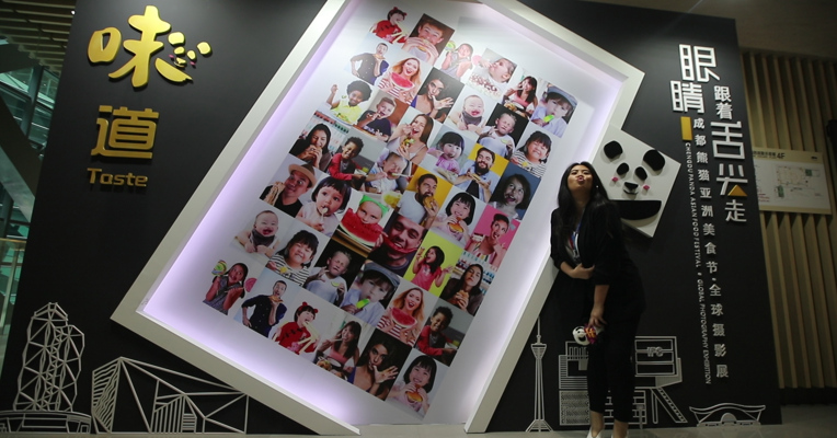 视频 | 成都熊猫亚洲美食节摄影展登场 获奖者分享作品：她的童年像糖饼一样甜