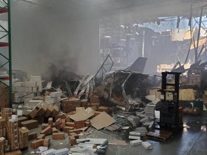 突发！美国一架F-16战机撞击大楼，现场画面曝光