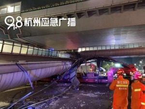 杭州公安：杭州天桥坍塌是因为货车碰撞导致 暂无人员伤亡
