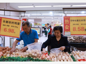 鸡蛋价格两个多月涨逾六成，超市最高卖到10元/斤