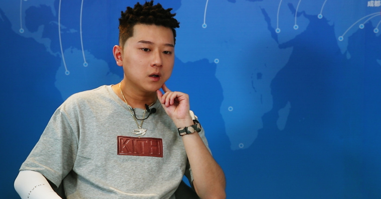 视频丨王以太给年轻一代嘻哈歌手的建议：保持冷静 做自己