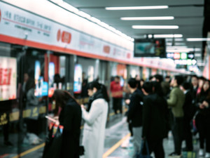 车厢内饮食可能被记入信用档案引起关注，地铁禁食“一刀切”，你支持吗？