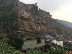 航拍四川珙县马蹄山崩塌震撼画面：半匹山都没了