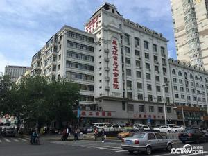央视调查黑龙江总工会医院：无证医生做手术，外科医生干麻醉