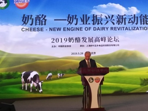 中国奶业协会会长李德发：国内奶源有限制约奶酪行业发展