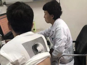 携程订酒店洗澡时被烫伤！他要求置顶差评一年，平台：不会人为操作点评 