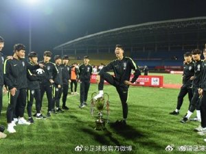 韩国球员赢中国后踩奖杯，成都市足协回应：必须公开书面道歉