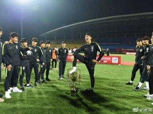 韩国球员脚踩熊猫杯庆祝，韩主帅道歉：我们伤害了中国人的感情