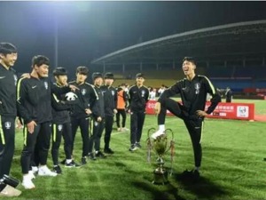 中国足协谴责韩国队员侮辱"熊猫杯"赛事奖杯行为