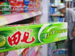 曾一年卖出4亿只，田七牙膏“重出江湖”，没想到是以这种方式…