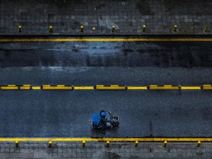 外卖小哥“违章一次，停工一天”？网友：建议全国推广