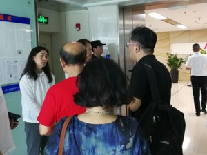 中小股东股东大会门外发飙：“作为主人无法进入到自己家？”