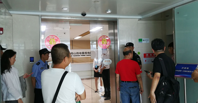 视频｜深南电股东会董监事席位争夺  候选人因未预约登记被拒入场