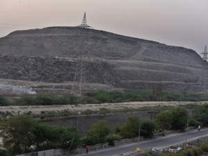 可怕！印度首都近郊垃圾山高达65米 将超越泰姬陵成为“新地标”
