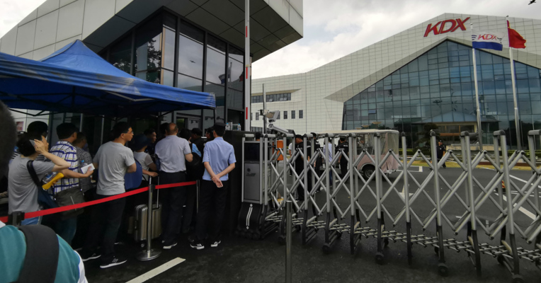 视频丨康得新股东大会股民：钟玉只是暂时失败，相信他还会回来