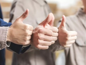 遭恶意投诉，快递员给客户下跪求谅解... 警察叔叔的反应让网友点赞