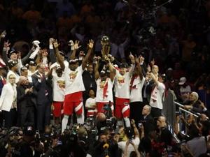 NBA决赛落幕，16亿美元战胜35亿美元！猛龙为加拿大带来首个冠军