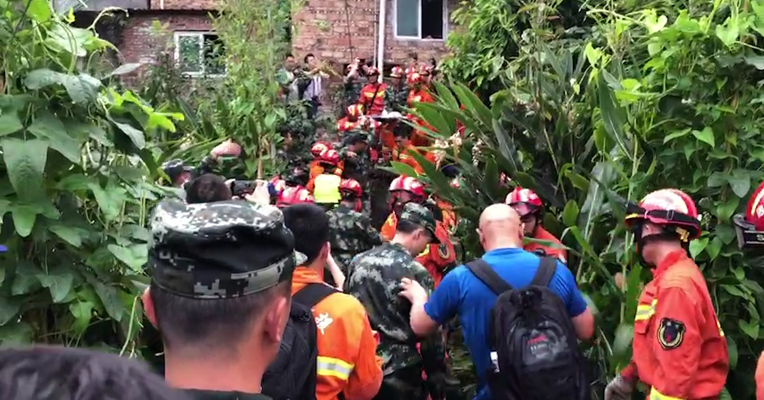 视频丨宜宾6级地震 一家三口获救！