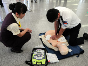 中国每年心脏性猝死超50万人 “救命神器”AED亟待普及