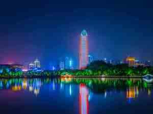不甘“县城”，济南要夜色撩人