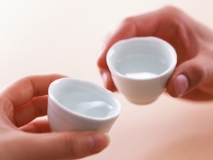 北向资金热衷“喝”白酒 业内人士：警惕估值过高甚至出现泡沫