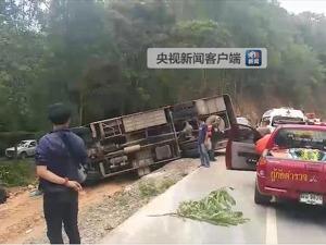 一辆载有12名中国游客的大巴在泰国清迈侧翻 4人受伤