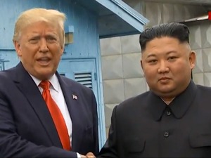 朝韩美三国领导人首次实现三方会面 特朗普成首位踏上朝鲜领土的美国现任总统（附现场图）