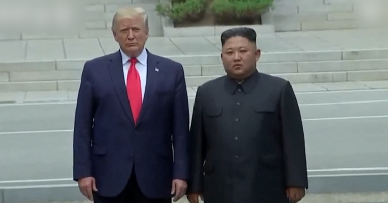 视频丨特朗普与金正恩在板门店握手会面