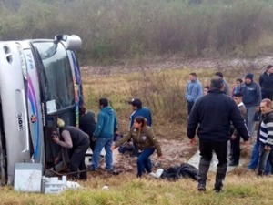 阿根廷发生客车倾翻事故：造成15死40伤，乘客多为老人