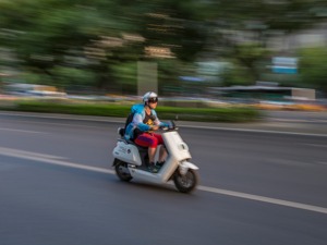 资本热捧两轮电动车“换电” 电动汽车为何受冷落？