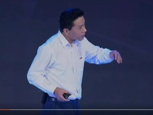百度李彦宏演讲现场遭遇泼水，湿身调侃AI遇到的挫折
