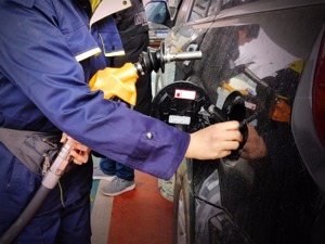 国内油价迎下半年首次调整 机构预测或止跌上调