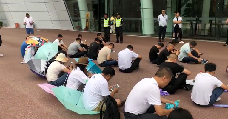 视频丨上亿购车款“车钱两空”30多家经销商堵北汽大门维权 老总避而不见