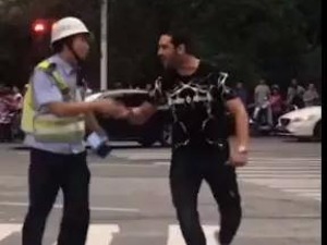 谁给他的胆子敢推搡中国警察？！