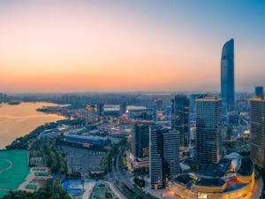 千人抢房挤破头，神秘买家却低价囤了143套，浮盈3.6亿！这是咋回事