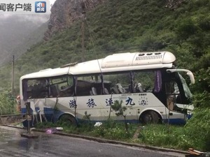 四川松潘县一旅游大巴被飞石击中 已致8死16伤