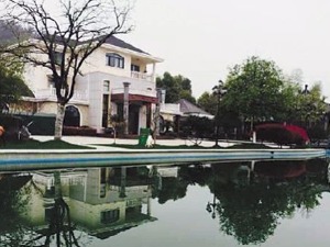 贪官豪宅内景：仿“水立方”建会所 2700平别墅群内置“神坛”