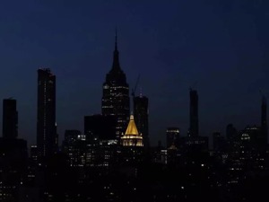 纽约突发大面积停电，时代广场一片黑暗……