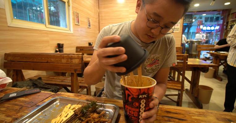 视频｜推出川香燃辣撸串桶 KFC“钵钵基”什么味？我们请人尝了尝