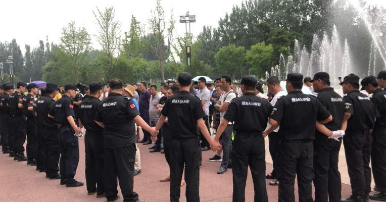 视频丨经销商第三次“集结”北汽总部维权 遭保安人墙阻拦