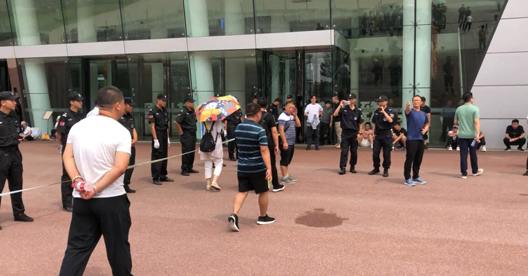 视频丨经销商与保安人墙僵持许久后 第三次进入北汽总部谈判
