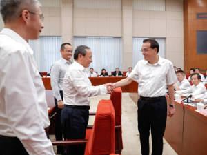 李克强主持上半年经济形势座谈会释放什么信号？