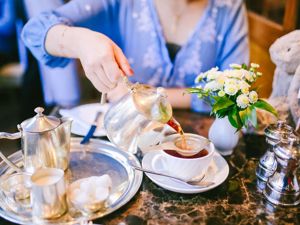 英国“最贵茶”一壶500英镑 品茗时可俯瞰皇家马厩