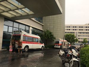 任达华遇袭事件医院目击者：任达华“捂着肚子”走进医院